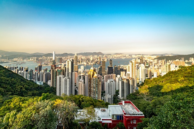 Lo skyline di Hong Kong. Scopri che lingua parlano gli abitanti di Hong Kong con le curiosità di Amerigo.it