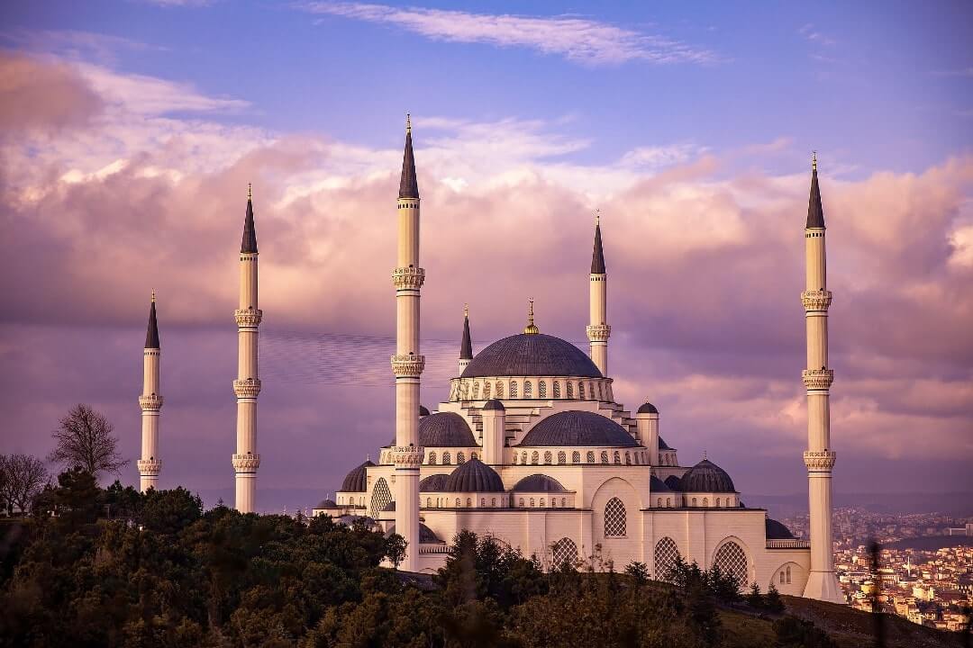 La moschea blu all'alba, a Istanbul, in Turchia.