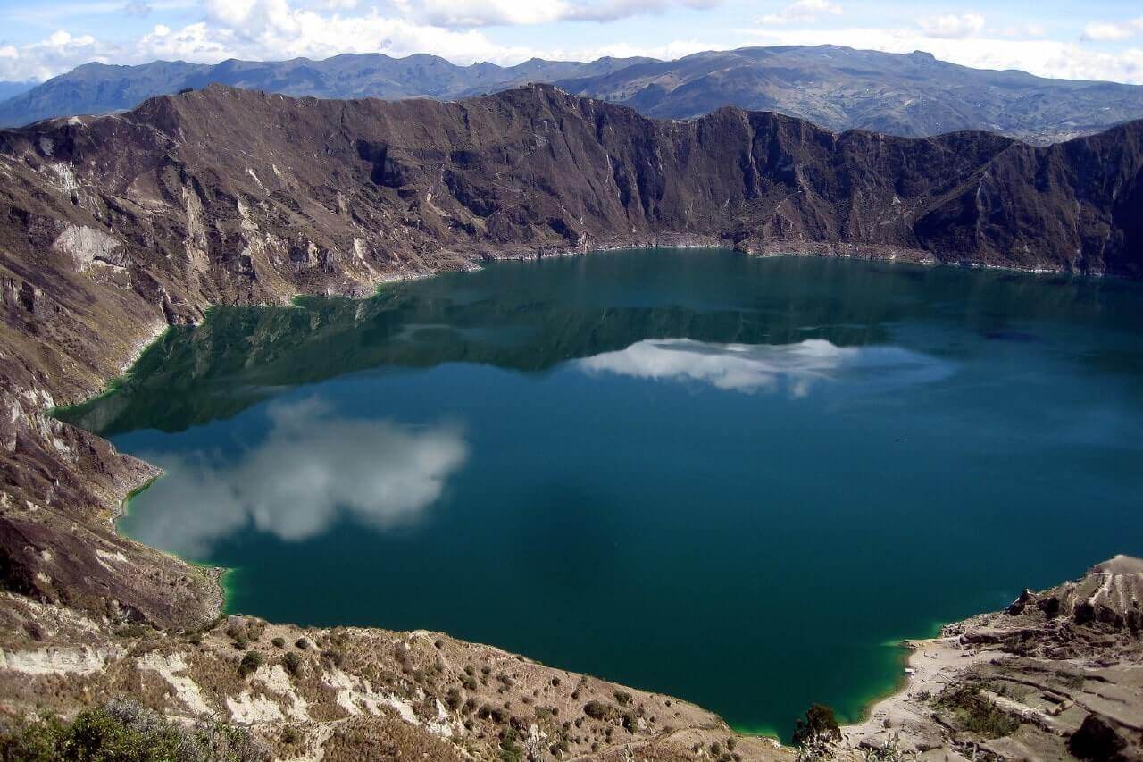 Vista del Lago vulcanico Quilotoa in Ecuador.