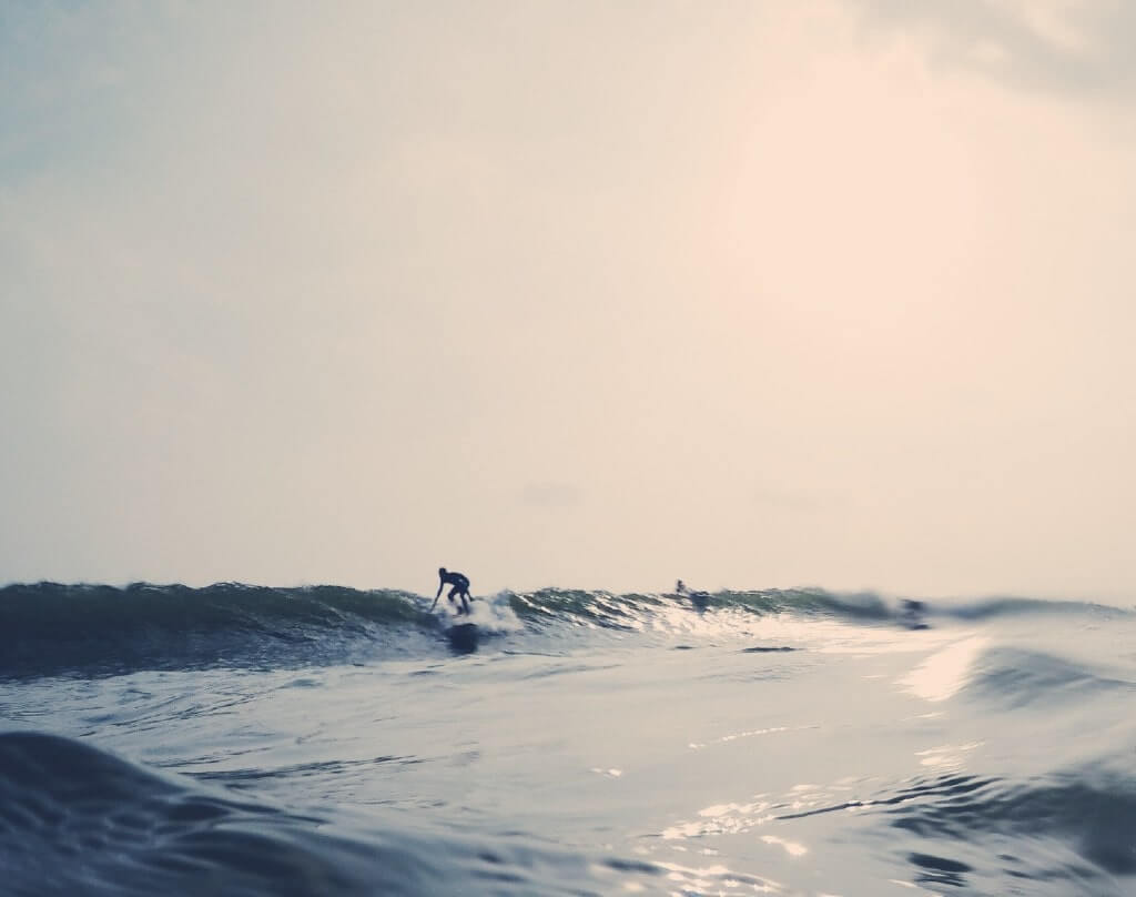Un surfista cavalca le onde in Sri Lanka.