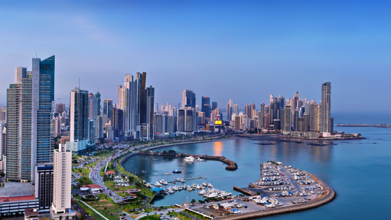 Vista notturna e aerea di Panama City, capitale di Panama