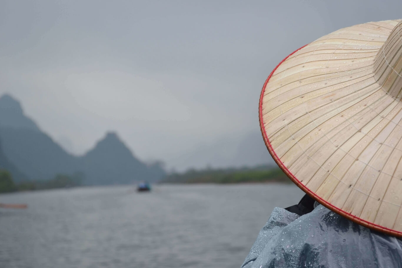  Donna di spalla osserva il mare in un giorno nuvoloso, Vietnam.