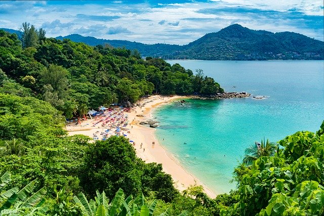 Una delle tante spiagge di Phuket, tra le mete di mare più battute del paese. Scopri quando andare in Thailandia coi consigli di Amerigo.it