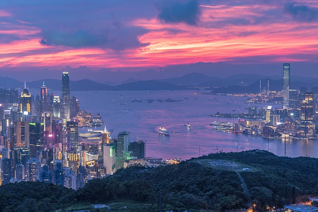 Il panorama mozzafiato dall'alto di Hong Kong. Scopri cosa vedere con le guide di Amerigo.it