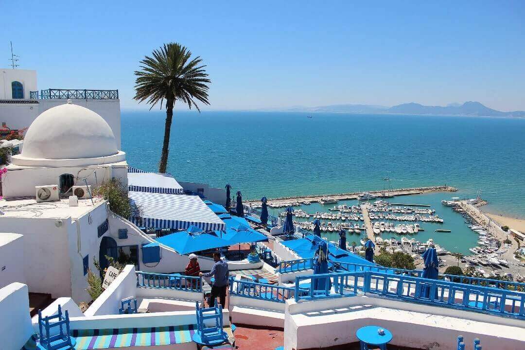 Il Café des Délices che sovrasta il mare a Sidi Bou Said. Tunisia, dove andare al mare.