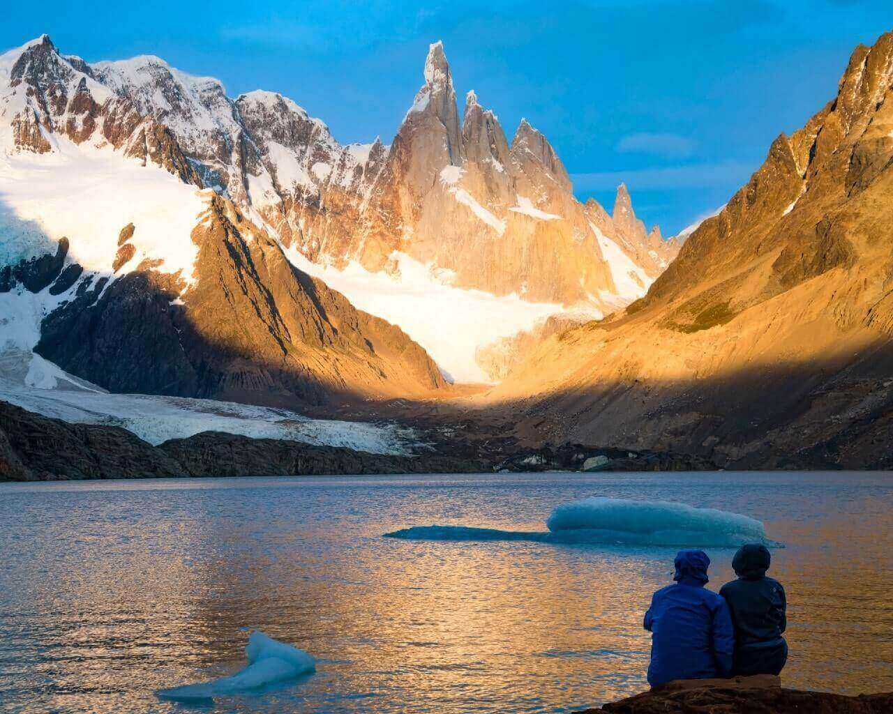 Una coppia ammira un lago e le vette del Parque Nacional de los Glaciares, in Patagonia, Argentina.