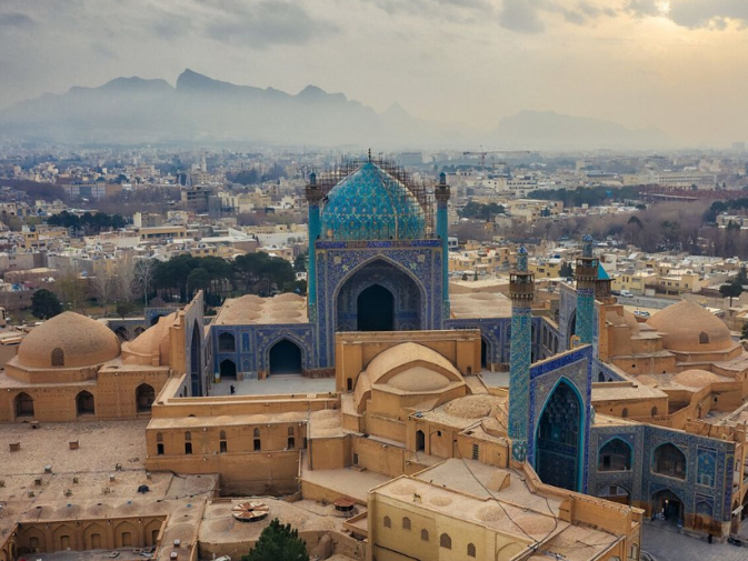 La meravigliosa Moschea del Venerdì di Isfaha, una delle tante meraviglie da vedere con l'assicurazione viaggio Iran a portata di mano