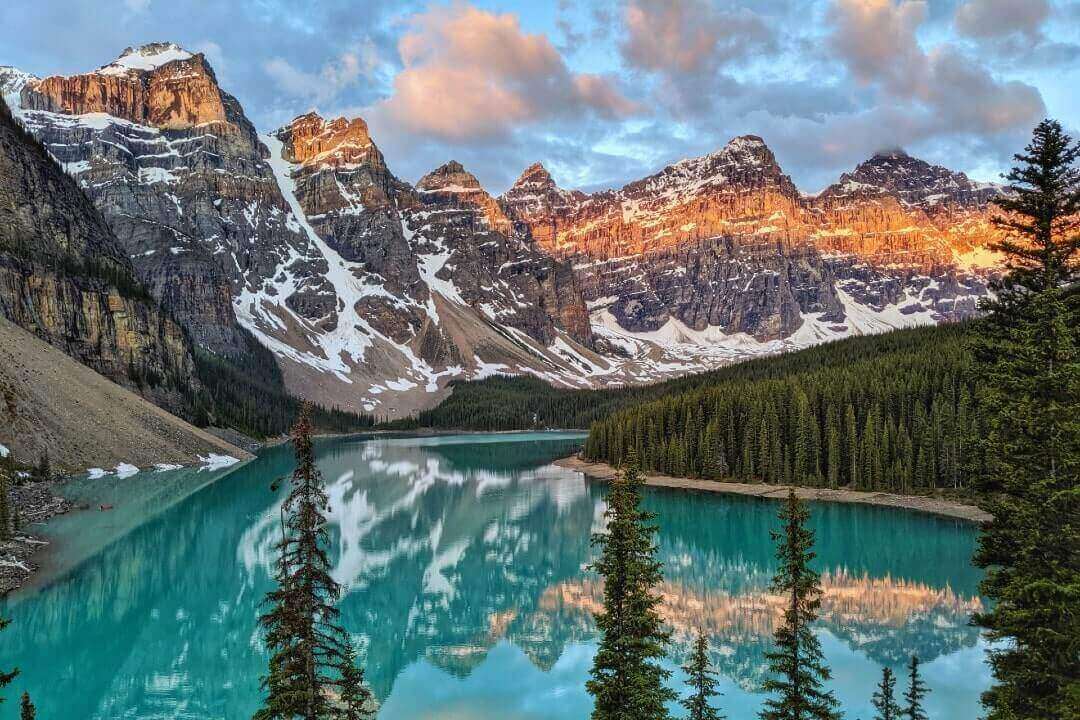 Il Lago Moraine specchia le montagne nel Parco Nazionale di Banff, Canada.