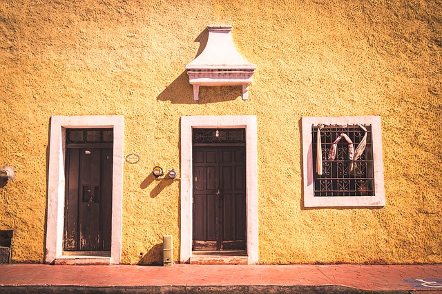 La facciata di una delle tante case coloniali di Valladolid. Parti informato e scopri cosa vedere in Messico con Amerigo.it