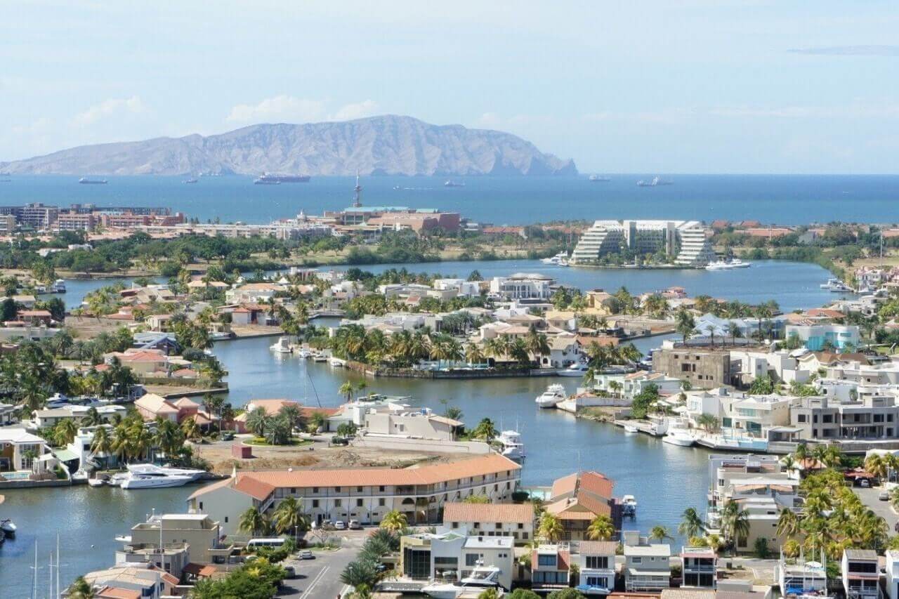 Vista di Porto La Cruz, una delle attrazionid a vedere con l'assicurazione viaggio Venezuela.