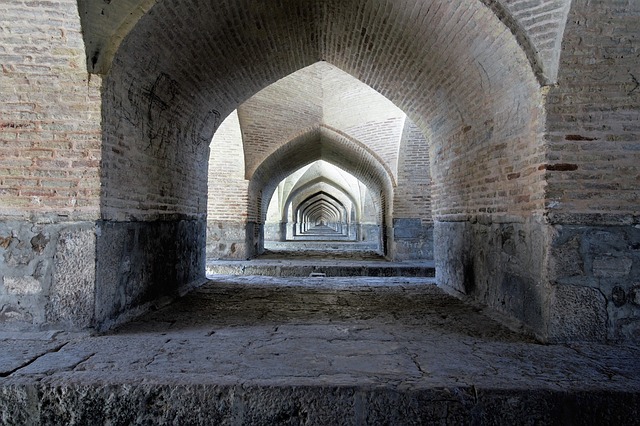 Il ponte Si O Seh Pol ad Isfahan, una delle tappe principali da fare per viaggiare al meglio in Iran