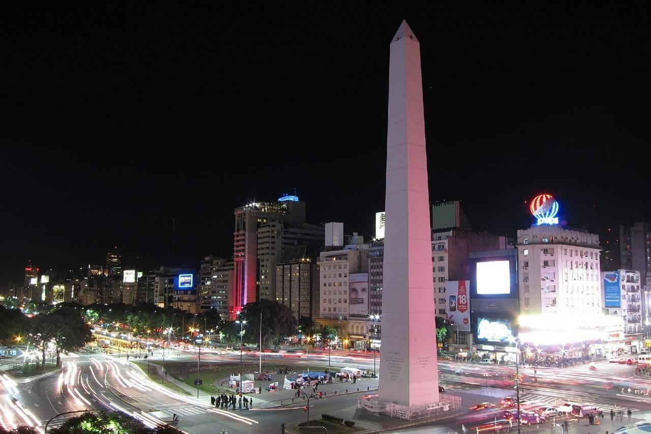 Immagine serale del traffico e delle luci di Plaza de la Republica, in Argentina.