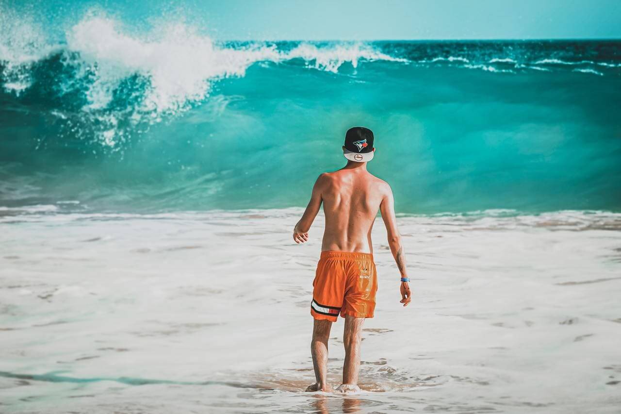 Un bagnante in spiaggia a Boa Vista.