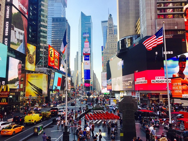 La mitica Times Square a New York. Scopri cosa vedere in 5 giorni con Amerigo.it