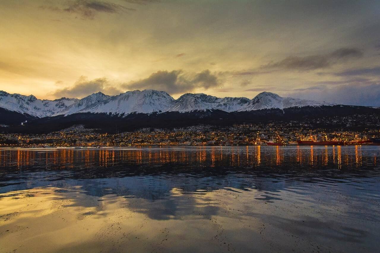 Vista serale di Ushuaia, nella Terra del fuoco, in Argentina.