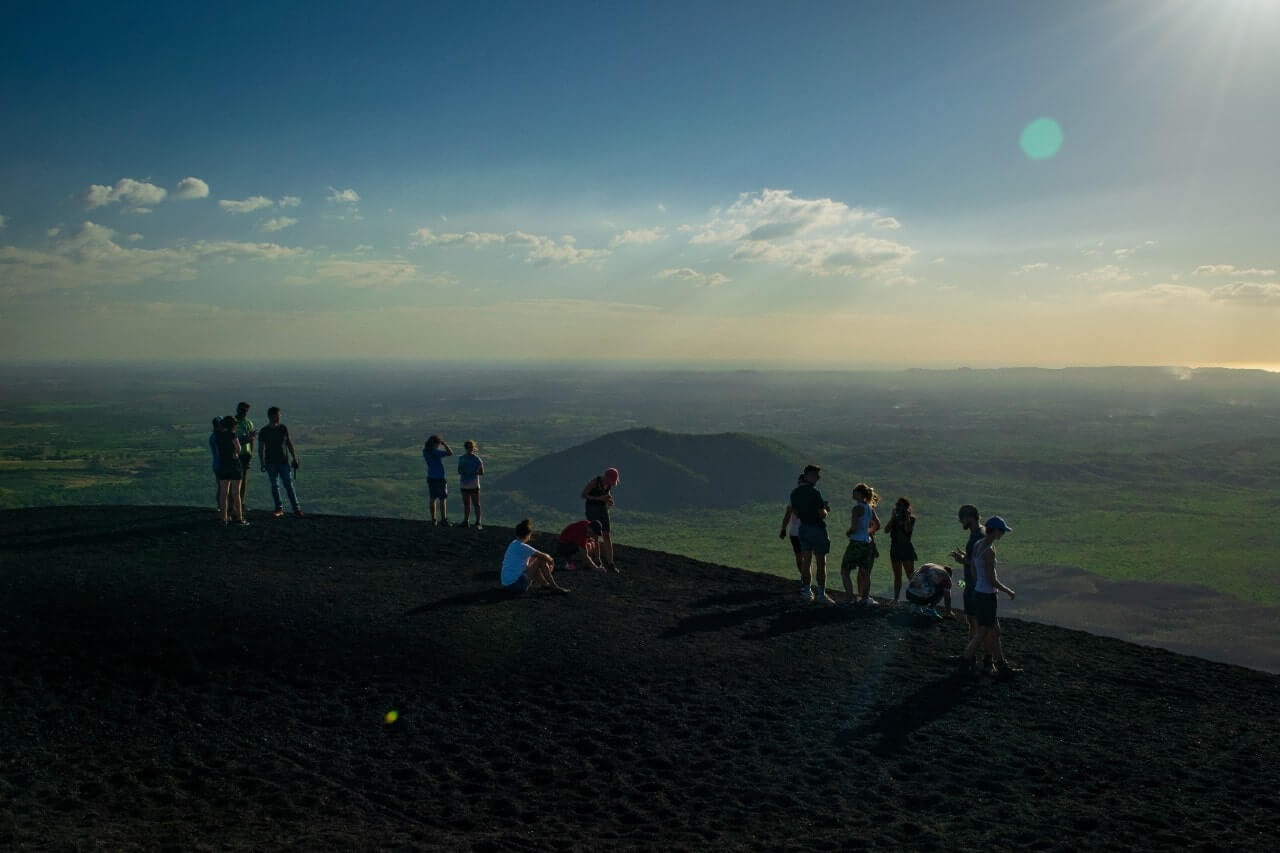 Turisti osservano il panorama dal Cerro Negro. In un viaggio in Nicaragua, Cosa vedere?