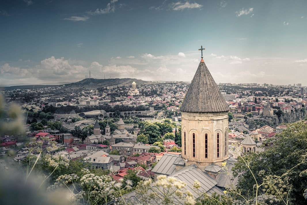 Una veduta dall'alto di Tbilisi, luogo perfetto per cominciare a viaggiare in Georgia
