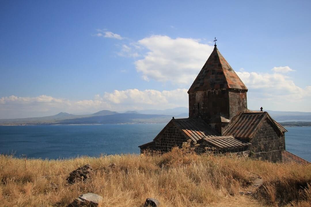 Il monastero di Sevanavank, sul Lago Sevan, Armenia.
