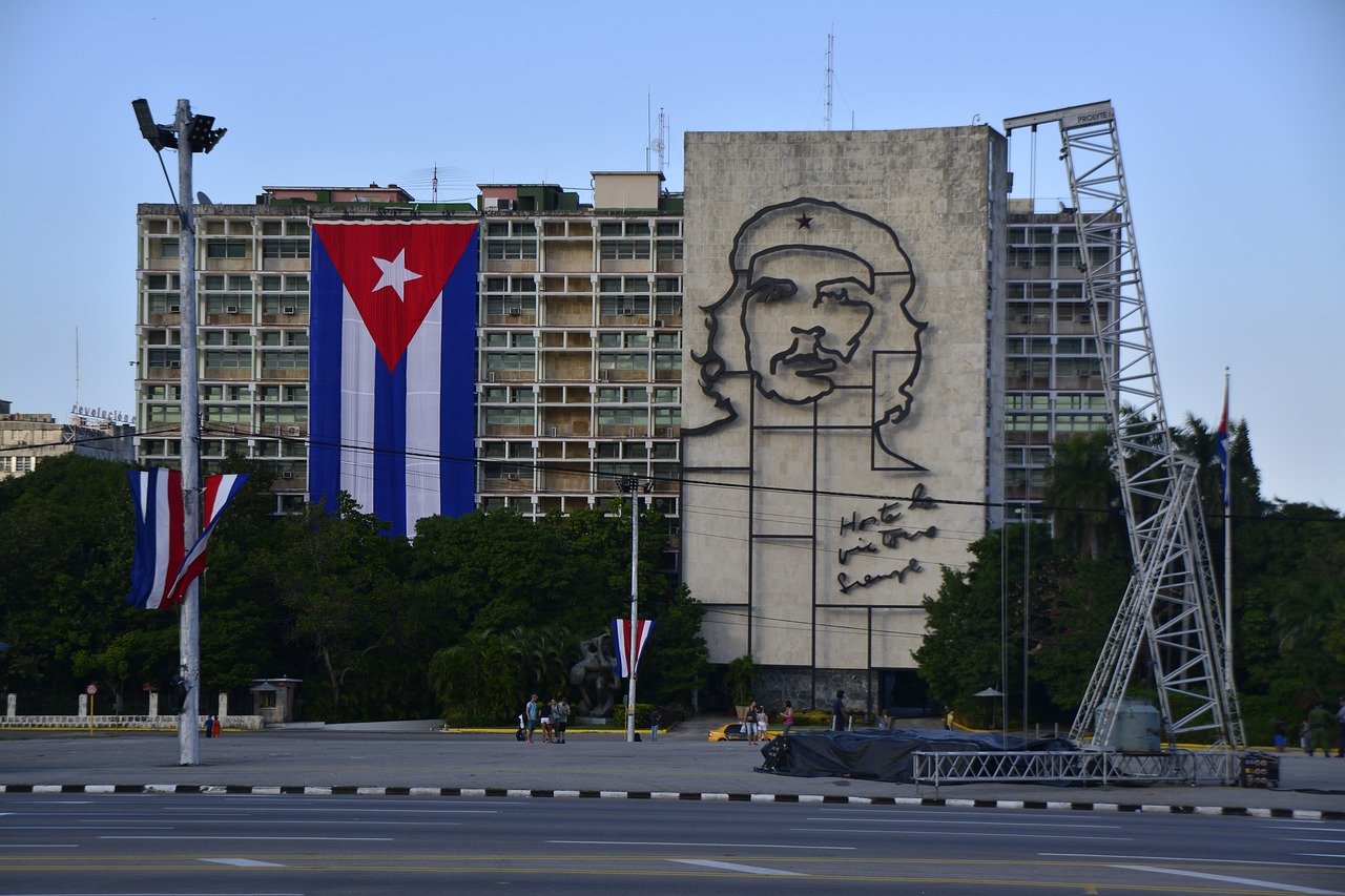 La gigantografia di Che Guevara in Plaza de la Revolucion. Parti informato e scopri cosa vedere a l'Avana con Amerigo.it