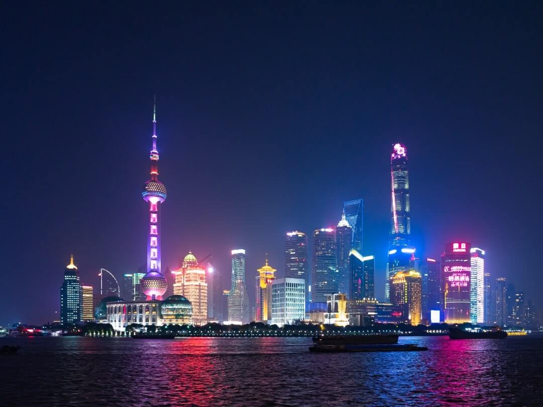 Foto del Bund di Shanghai, in Cina, alla sera.