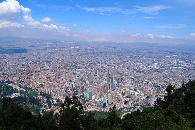 Una veduta dall'alto di Bogotà, la capitale della Colombia. È davvero una nazione sicura?