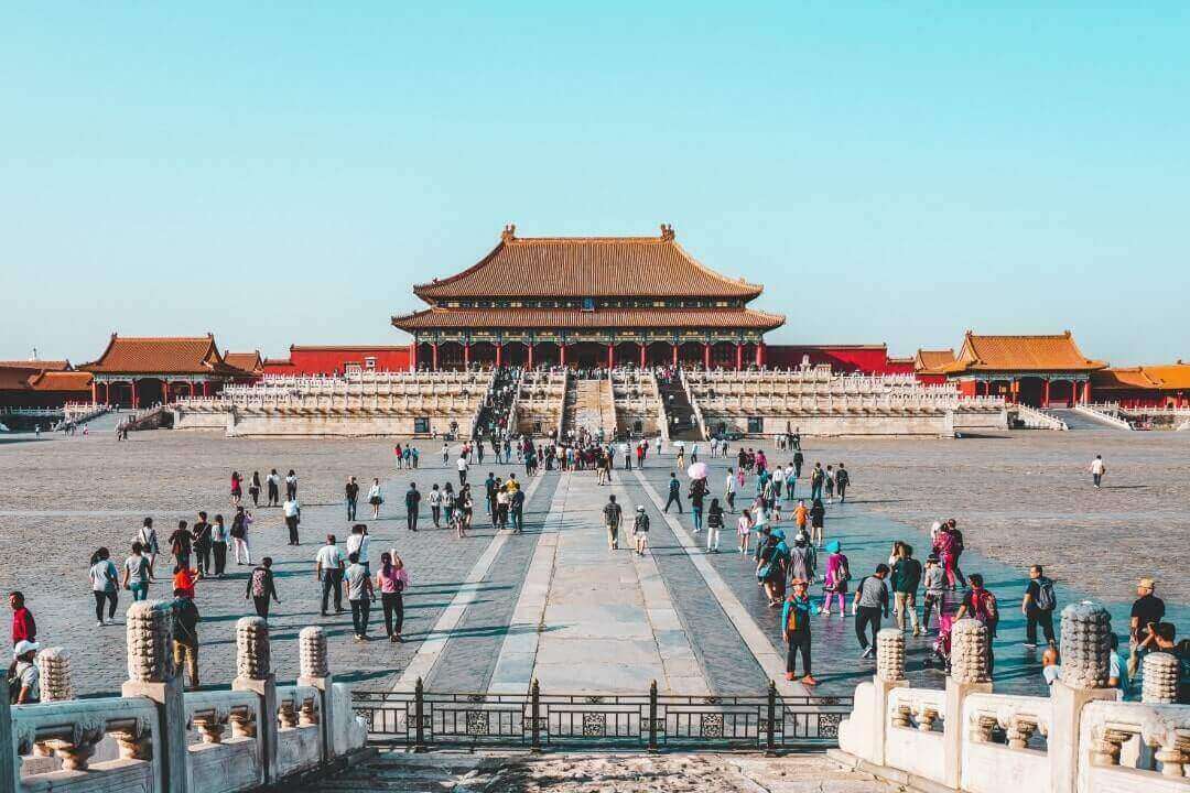 Turisti presso la Città Proibita di Pechino. Ci si chiede: cosa vedere in Cina?