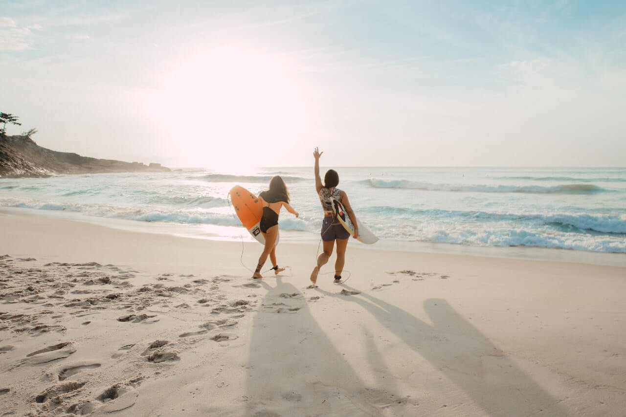 Due surfiste raggiungono la spiaggia di Prainha: quali sono le spiagge più belle del Brasile?