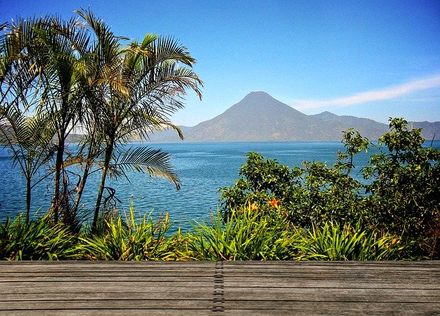 Una sponda del Lago Atitlan, tra le tante meraviglie per sapere cosa vedere in Guatemala