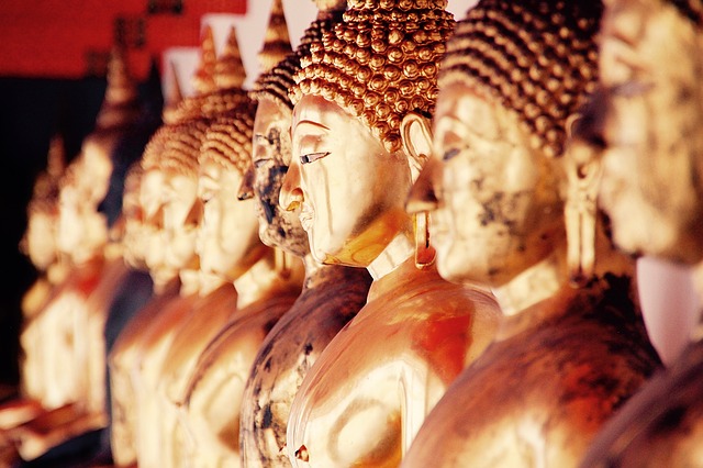 Le meravigliose statue d'oro del Buddha, solo uno dei tanti suggerimenti per sapere cosa vedere in Thailandia