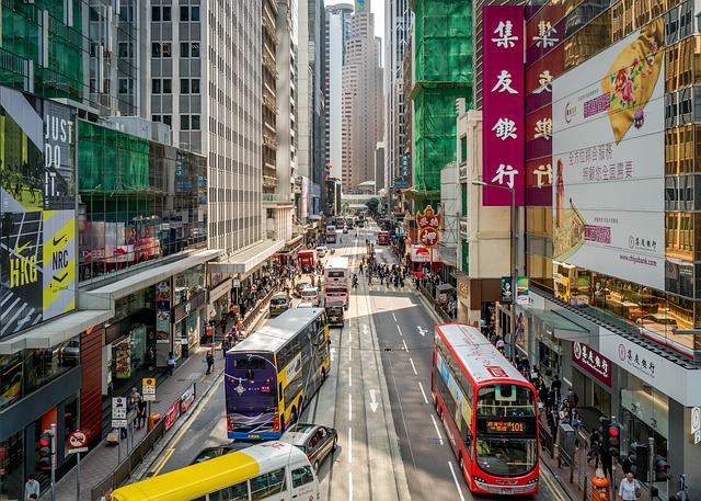 Le vie del centro di Hong Kong. Scopri che lingua si parla ad Hong Kong con Amerigo.it