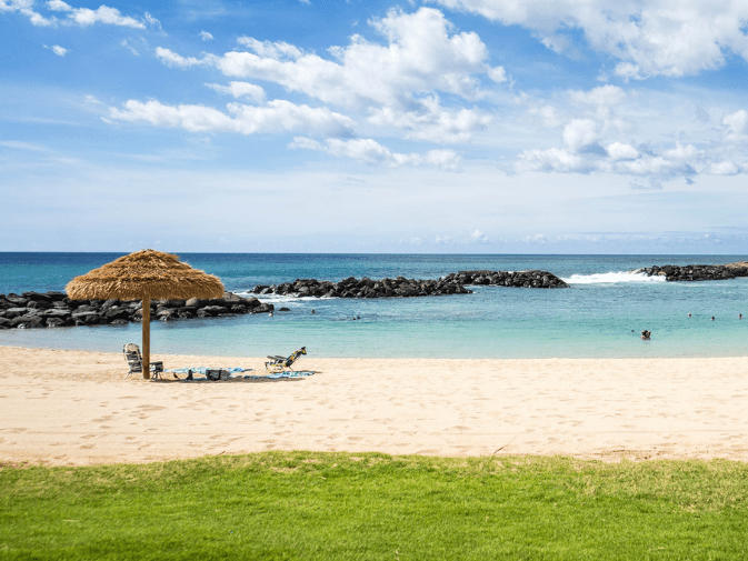 La spiaggia di Ko Olina, uno dei luoghi più belli in cui godersi il proprio relax con l'assicurazione viaggio Hawaii di Amerigo.it