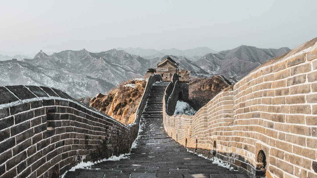 Il passo della Muraglia Cinese chiamato Jinshanling innevato.