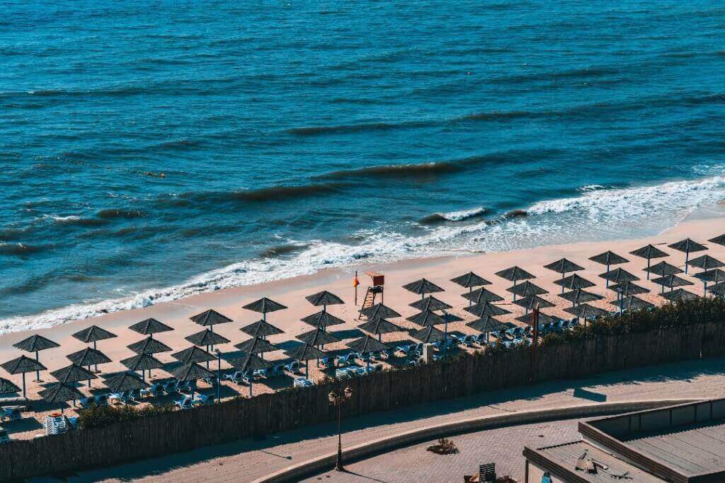 Vista della spiaggia di Ajman, nell'Emirato di Ajman, negli Emirati Arabi