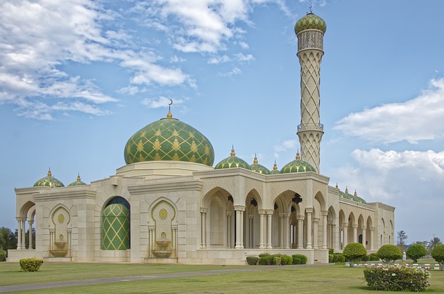 La Grande Moschea di Muscat. Scopri i luoghi di maggiore interesse dell'Oman con le guide di Amerigo.it