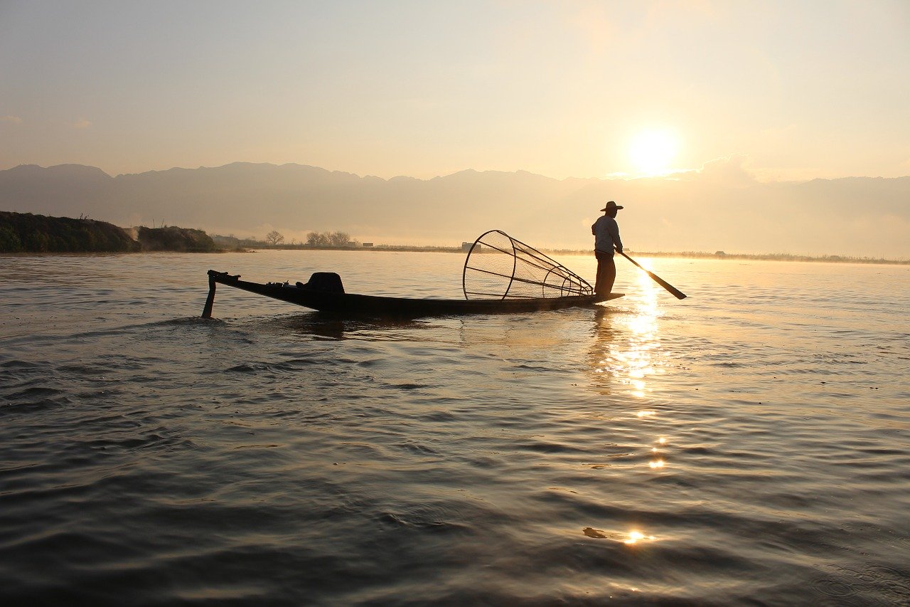 Un pescatore sulle acque del Lago Inle, tipica attrazione da ammirare durante un viaggio in Myanmar