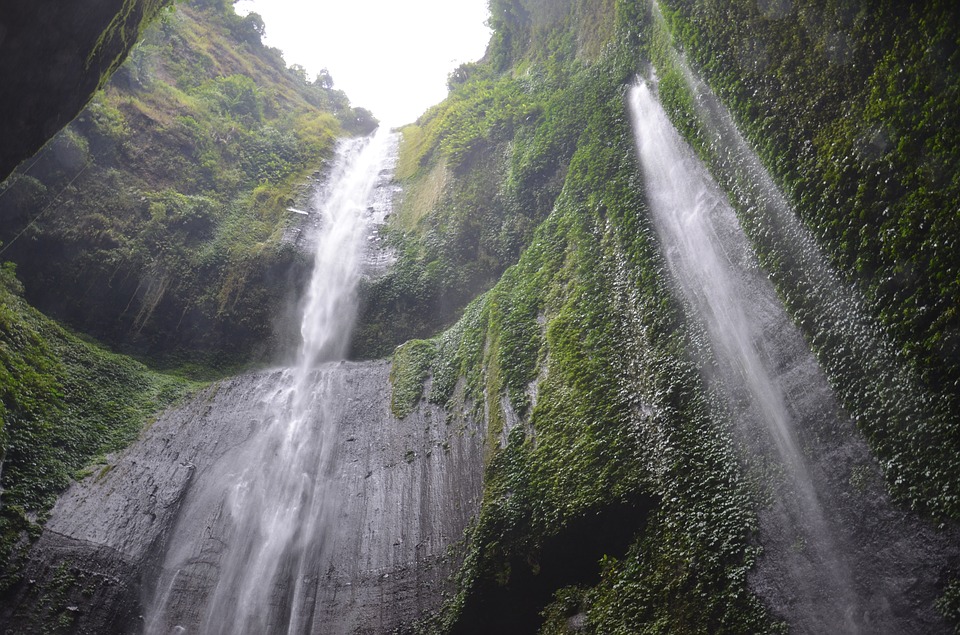 Meravigliosa vista di una cascata in Indonesia