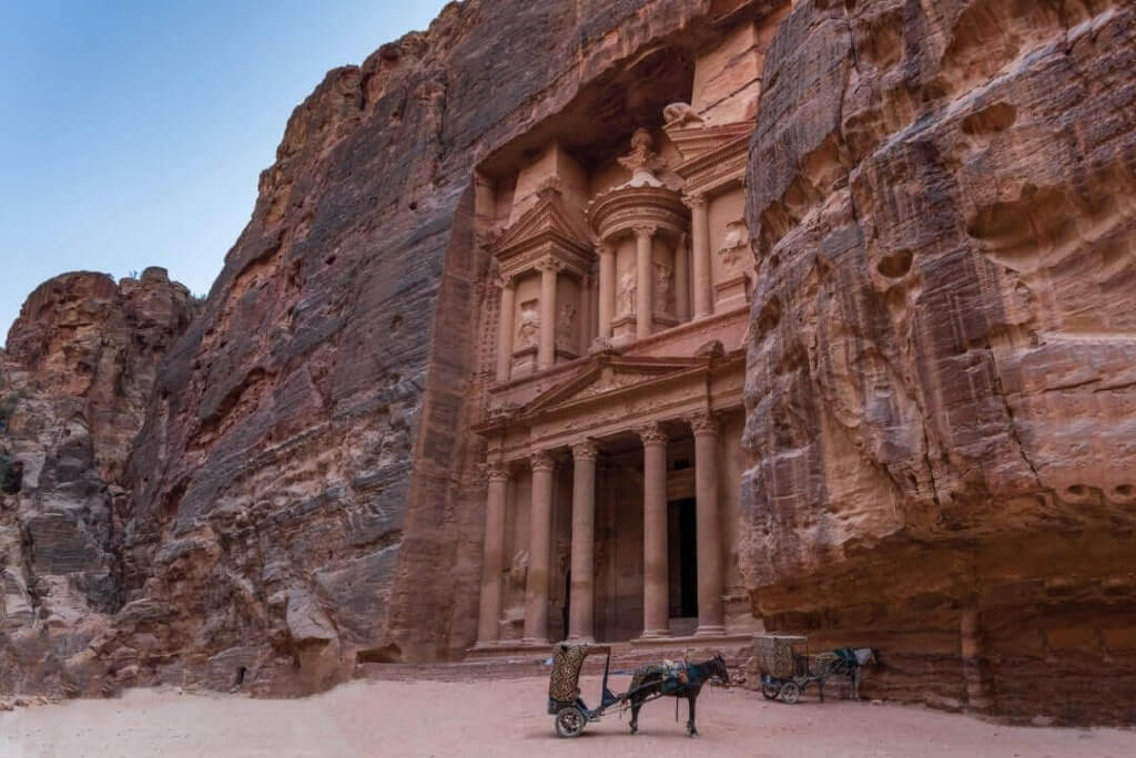 Un carro all'ingresso della città di Petra, fiore all'occhiello della Giordania.