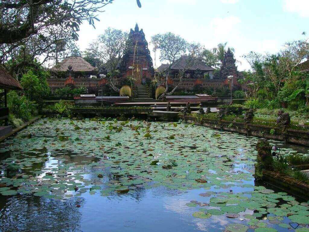 Foto del giardino e del tempio Saraswati di Ubud, a Bali.