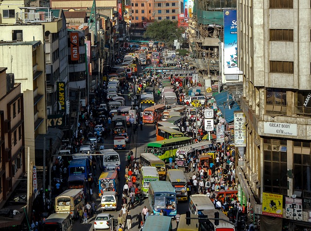 Il traffico nelle strade di Nairobi. Segui la guida di viaggio di Amerigo.it per esplorare il Kenya