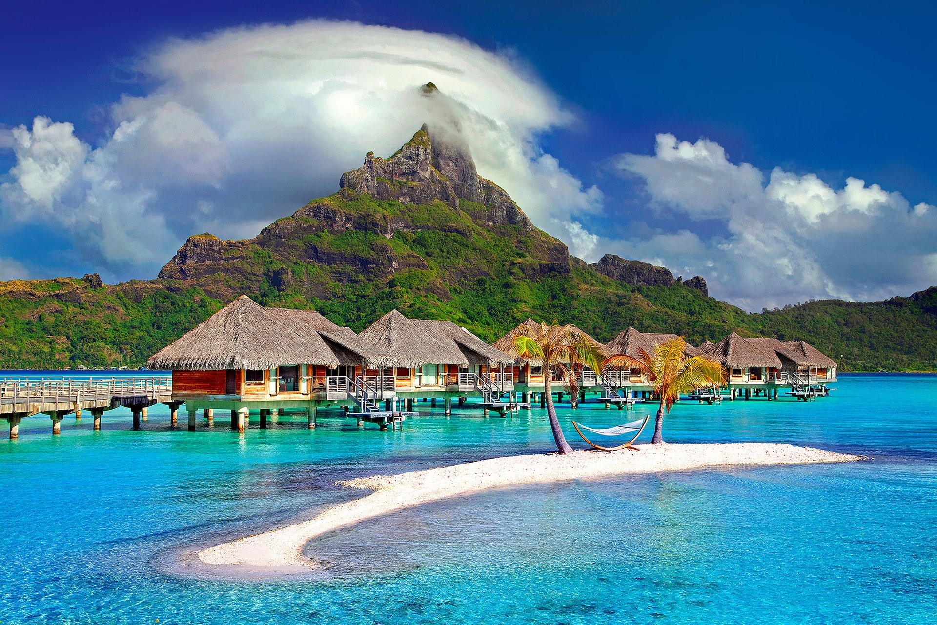 Le stupende acque di Bora Bora, solo una delle imperdibili mete per un relax assoluto con l'assicurazione viaggio Polinesia di Amerigo.it 