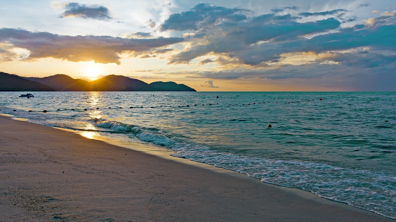 Una spiaggia di Penang, luogo ideale perfetto per trascorrere una vacanza di relax in Malesia dopo aver scelto quando andare