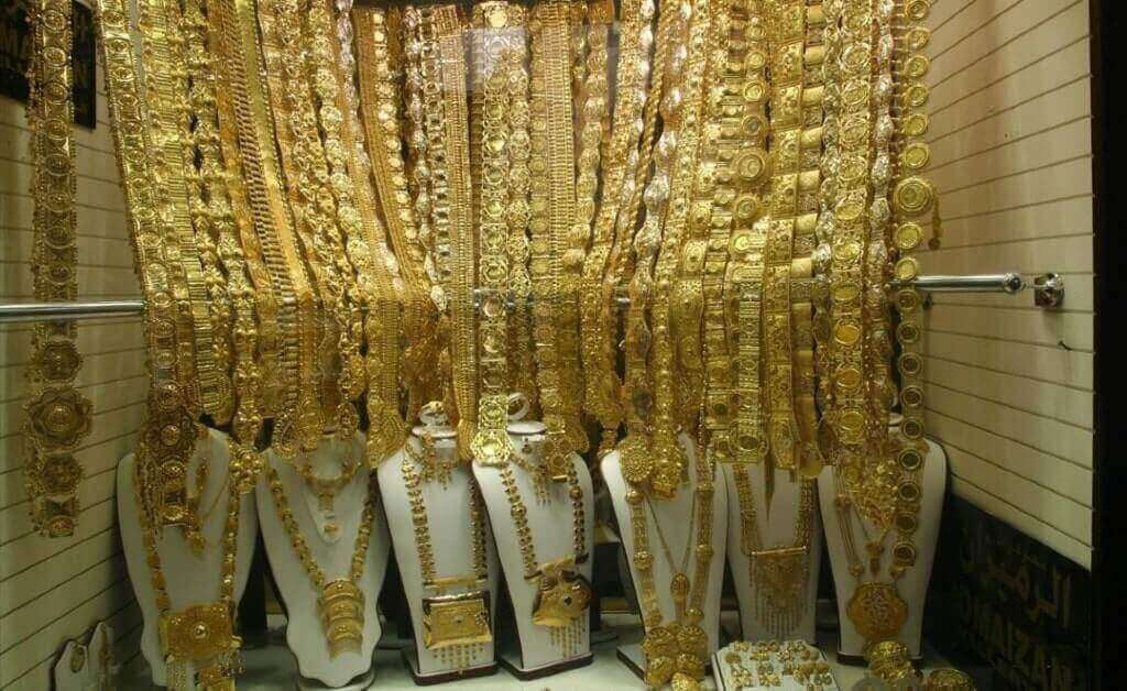 Vetrina piena di accessori dorati del Suk dell'Oro di Dubai, negli Emirati Arabi.