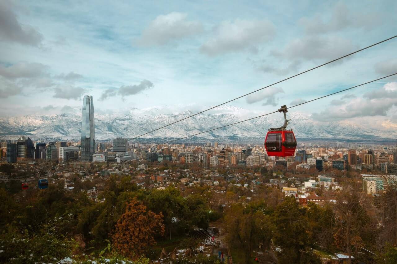 Lo skyline di Santiago del Cile e la funivia che porta al Colle Cristobal. 