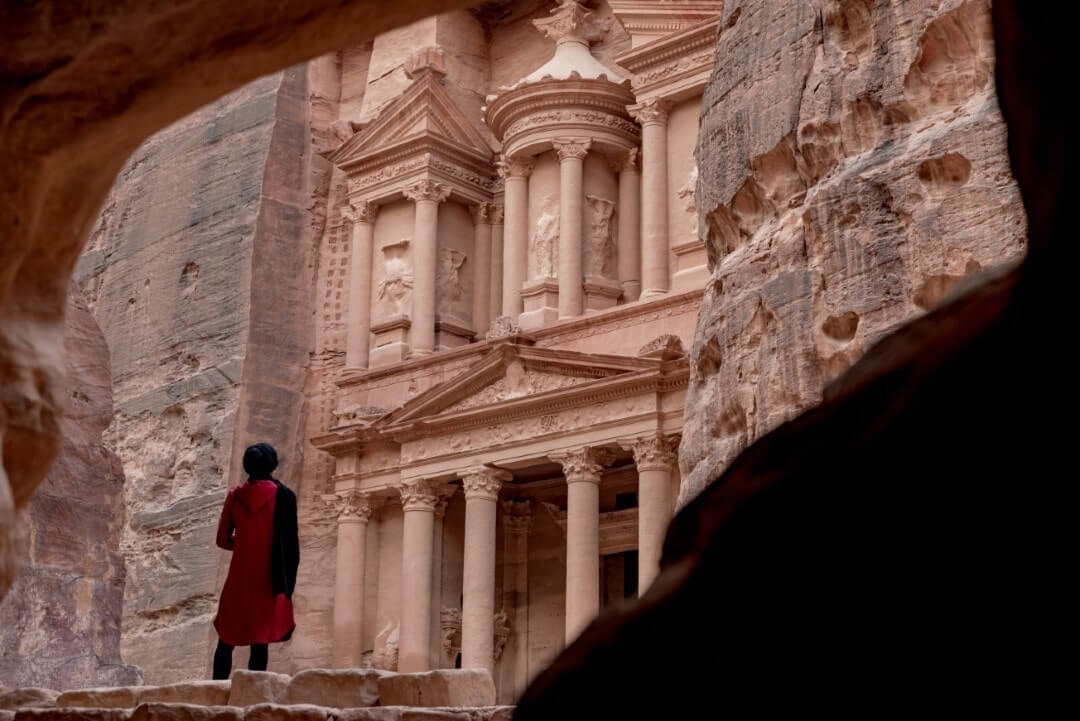 Un uomo osserva l'ingresso del Tesoro di Petra, Cosa vedere e quando andare in questa città?