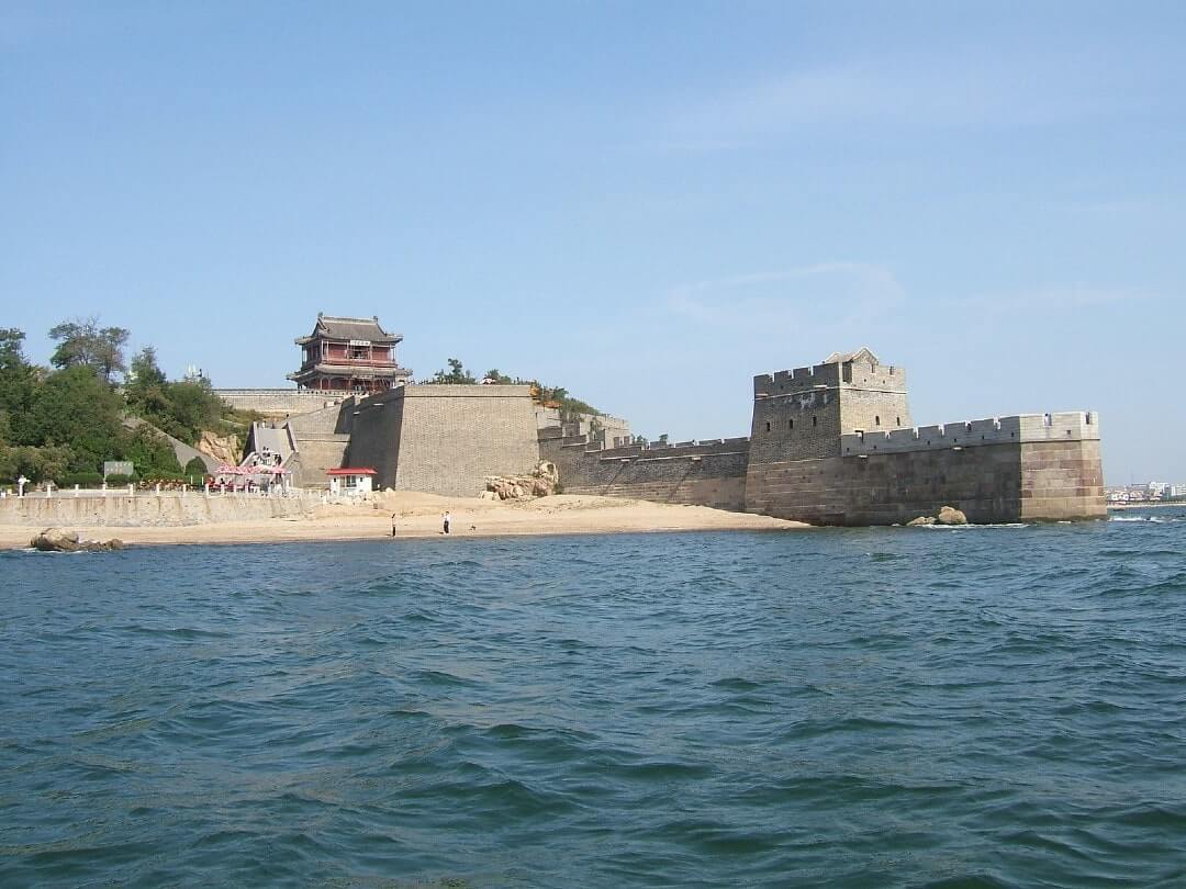 La fine della Muraglia Cinese: il passo di Shanhaiguan. Le mura incontrano il mare.