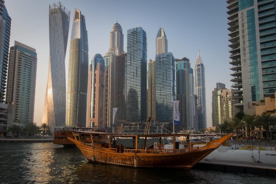 Lo skyline di Dubai visto da The Walk, a Dubai Marina. Utile l'assicurazione viaggio emirati arabi.