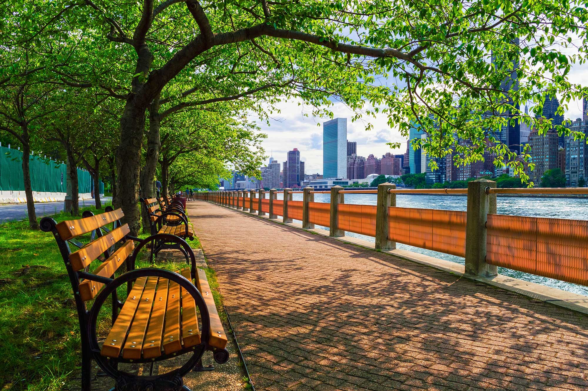 Lo spettacolo delle sponde dell'East River d'estate. Scopri quando andare a New York con i consigli di Amerigo.it