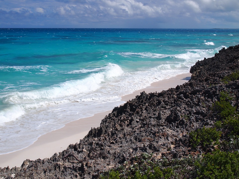 Selvaggia spiaggia naturale alle Bahamas