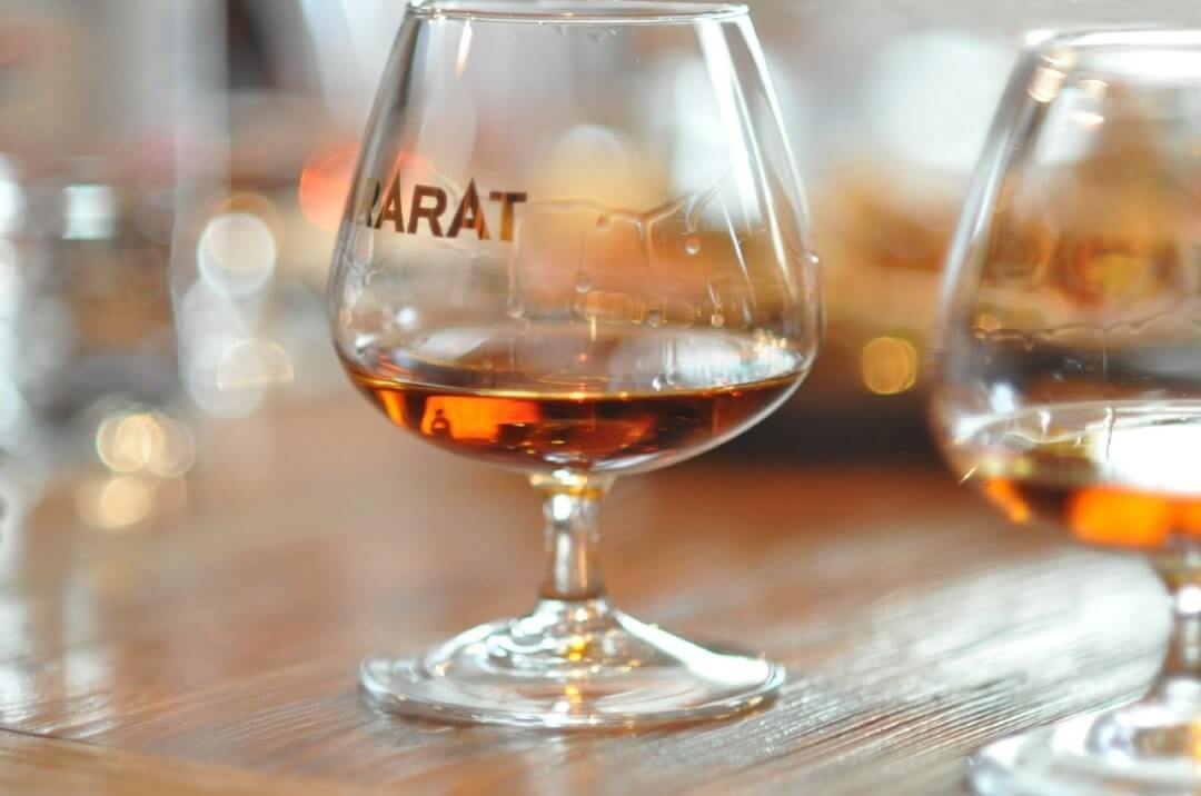 Bicchierini ripieni del Brandy Ararat, tipico dell'Armenia.