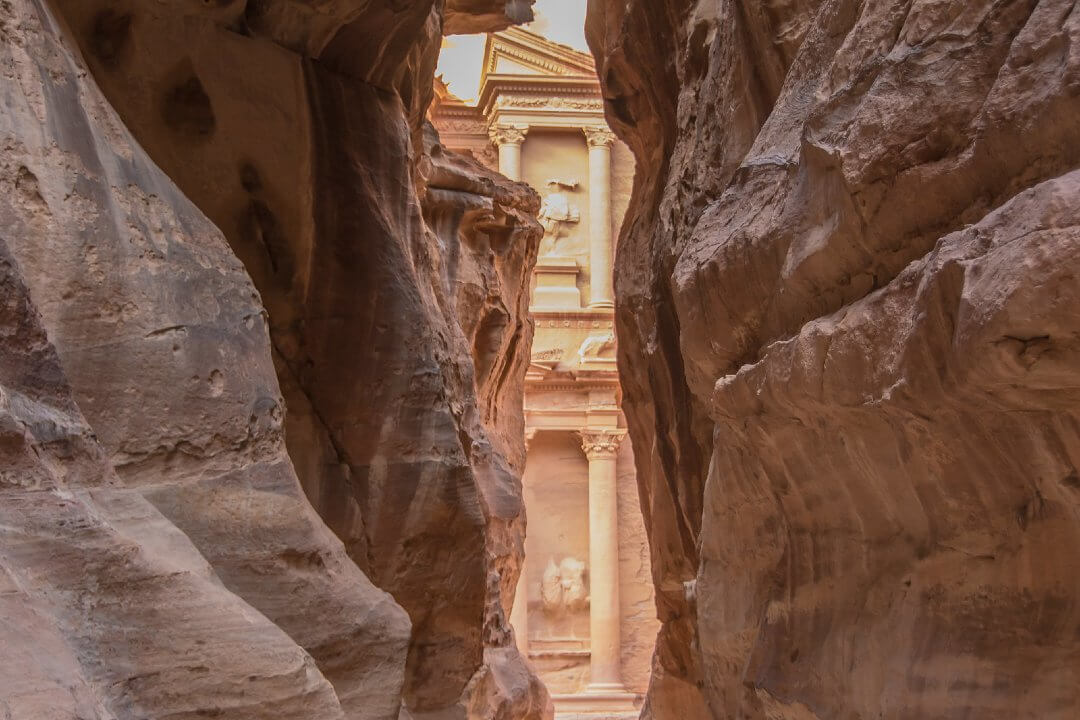 Passerella del Siq che dà sul Tesoro di Petra.